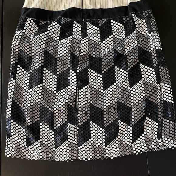 Skirt sequin needs 4 sequins - Picture 3 of 11